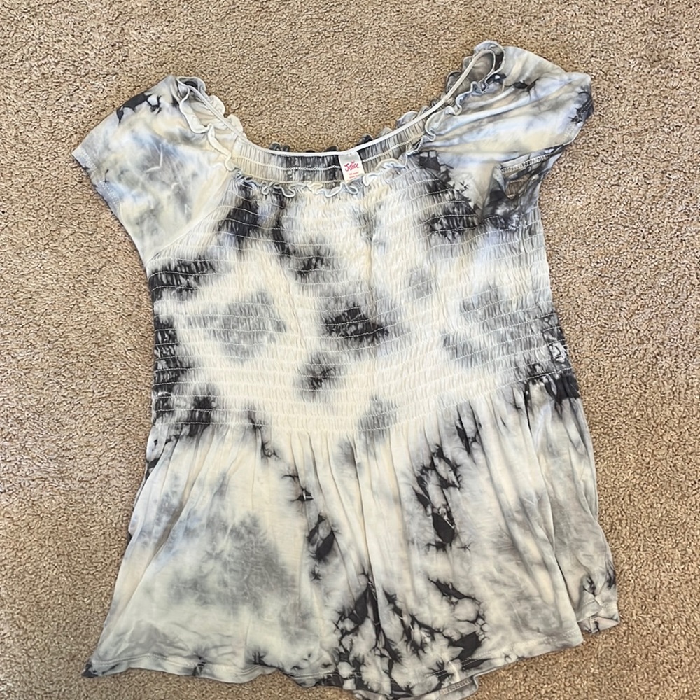 white and grey t shirt
